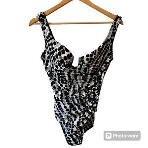 Miraclesuit Sz 10 Black/White/Gray‎ Escape UW Padded Cup Control 1 Pce Swimsuit